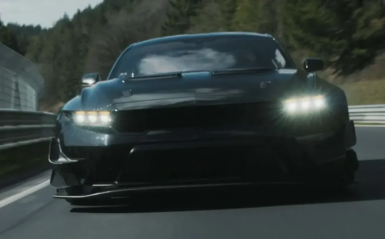 تحطيم الأرقام: كيف تفوقت موستانج على كورفيت؟