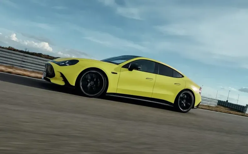 AMG GT ذات الأربعة أبواب والمظهر الكهربائي عالي الأداء