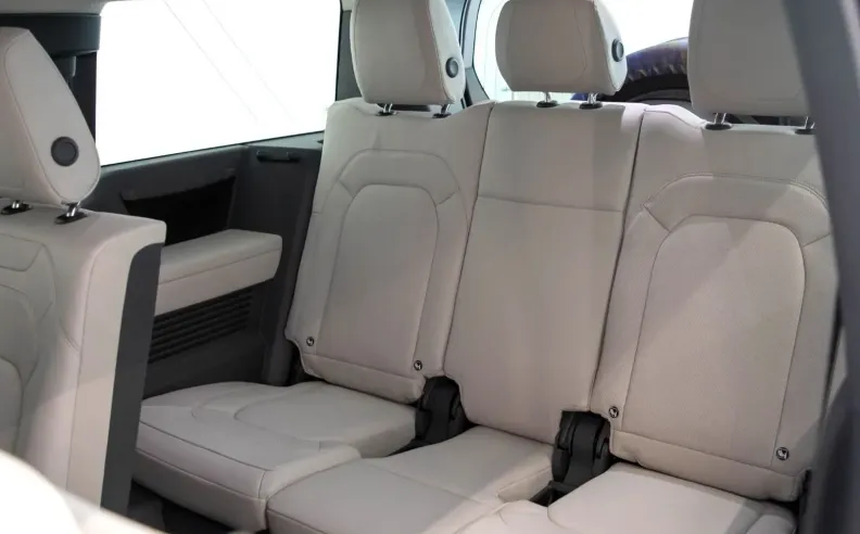 المقصورة الداخلية في ديفندر 130