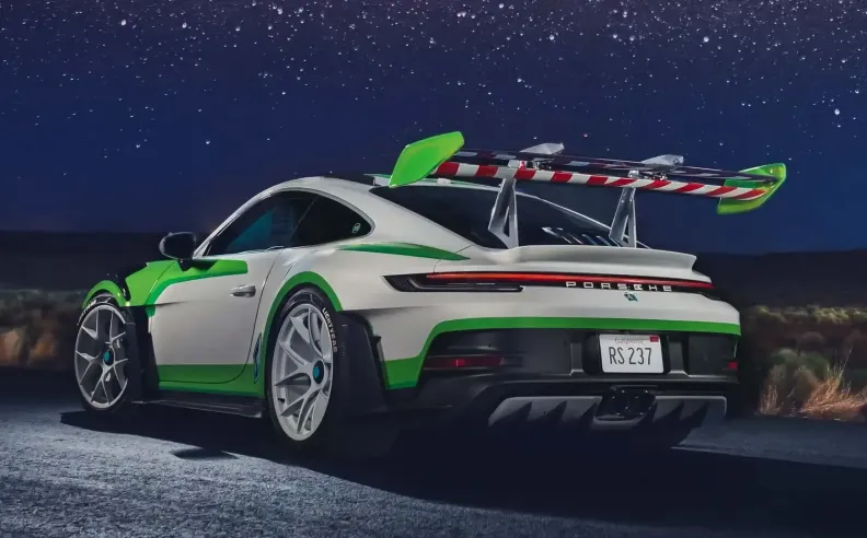 بورشه تُحوّل شخصيات حكاية لعبة Toy Story إلى سيارات حقيقية خارقة