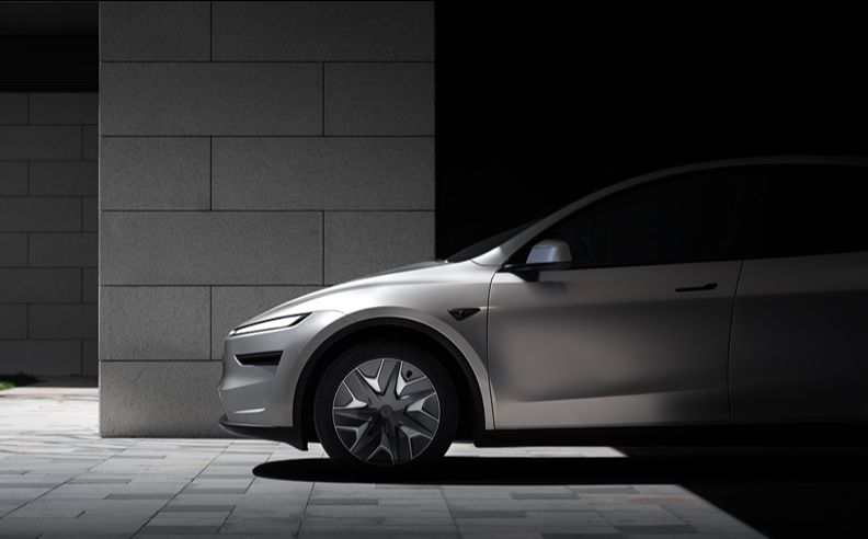 تسلا تكشف عن مزايا Model Y L Premium العائلية بستة مقاعد