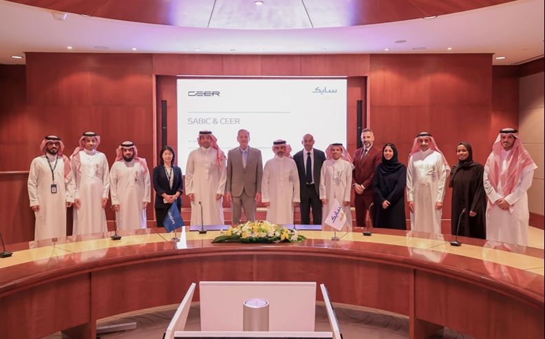 سابك وسير تتعاونان لتطوير حلول متقدمة للسيارات الكهربائية في السعودية