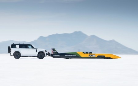 ديفيندر OCTA تطلق JCB HYDROMAX نحو مجد الأرقام القياسية للسرعة البرية