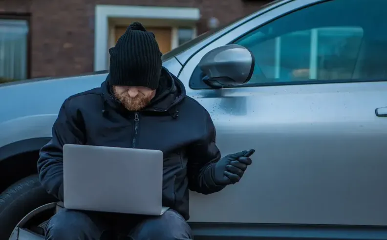 الميكانيكا الإلكترونية: كيف يعمل هجوم الترحيل اللاسلكي؟