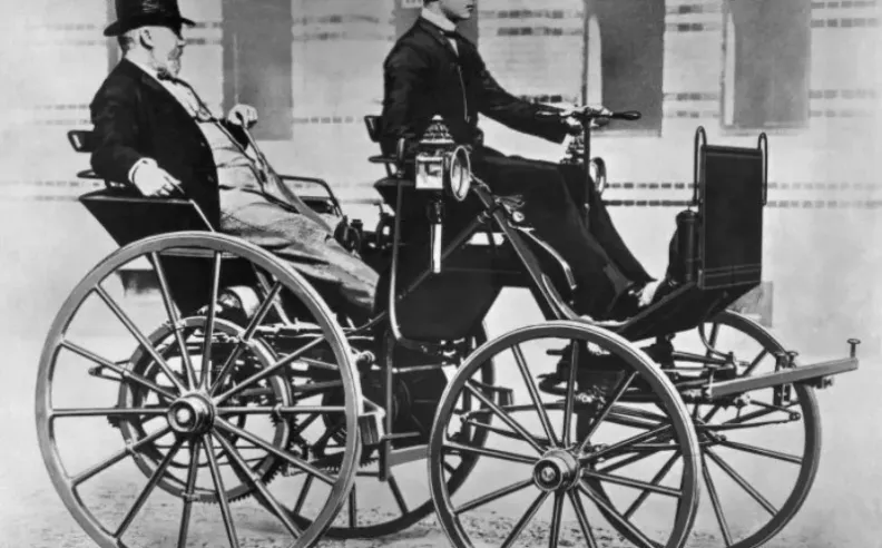 مخترع اول سياره باربع عجلات