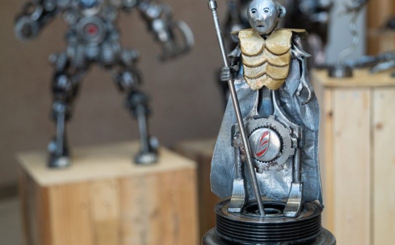 أكثر من 290 عمل فني من خردة السيارات