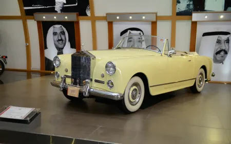 الشيخ صباح الأحمد ومجموعة من أندر السيارات