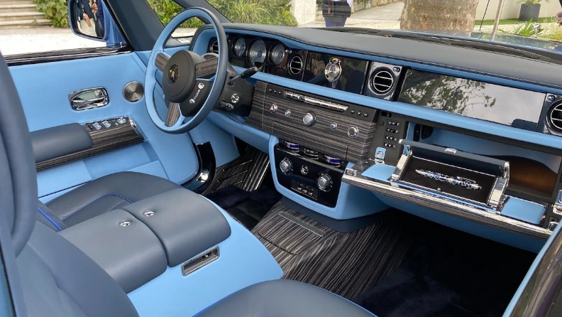 داخلية أغلى سيارة في العالم