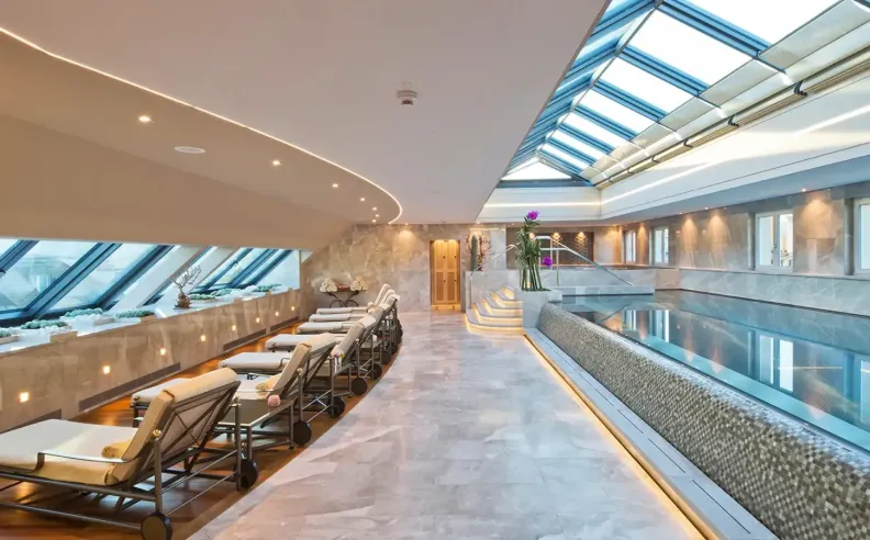 تميز فورسيزونز: التفاني في الخدمة والريادة العالمية