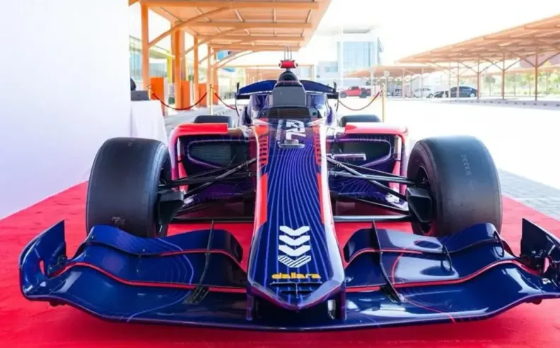 أربع سيارات ذاتية القيادة تنطلق جميعها على المضمار في وقت واحد