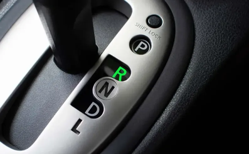 معنى الحروف على ناقل الحركة الأوتوماتيكي بسيارتك