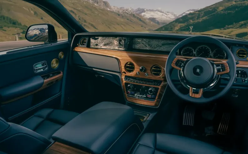 الغاليري المستوحى من ممر فوركا الجبلي وبطانة السقف المرصّعة بالنجوم من وحي ممر فوركا الجبلي