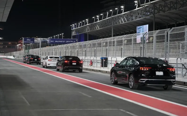 فرصة للضيوف لتجربة سيارة 