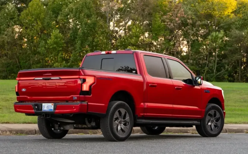 فورد F-150 لايتنينج 2025: راحة كهربائية وابتكار