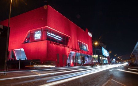 تجربة مستقبلية متطورة في مبيعات السيارات تقدمها أودي بافتتاحها صالة عرض جديدة رائدة