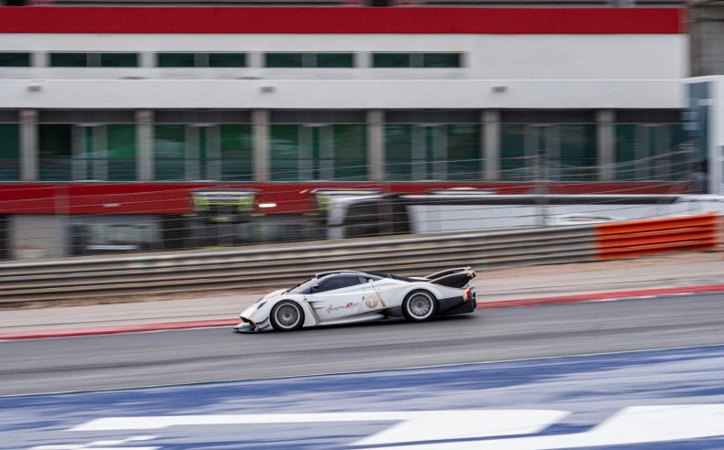 Arte in Pista & Huayra R Evo Roadster