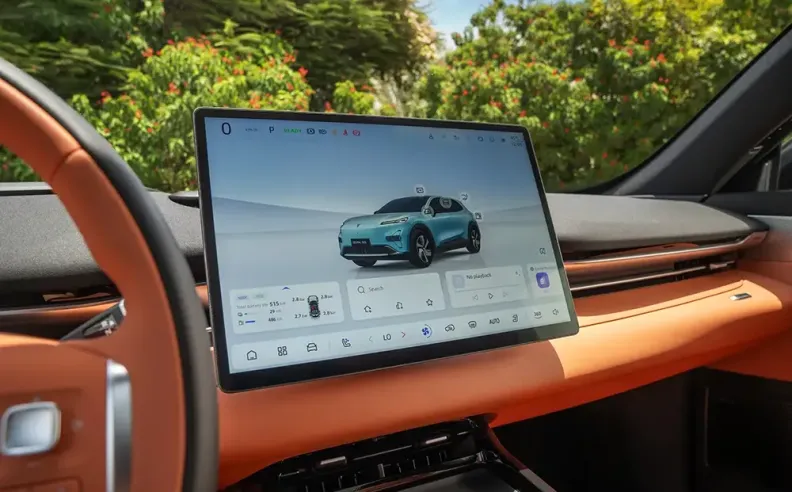 سيارة ذكية وقوية ذات تصميم مميز مثالية لطرقات دولة الإمارات