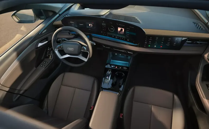 تصميم رياضي فاخر ومقصورة غنية بالتقنيات