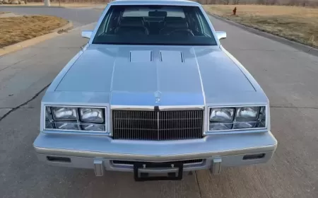 Chrysler New Yorker 1983 Was a Rolling Bank Office on Wheels