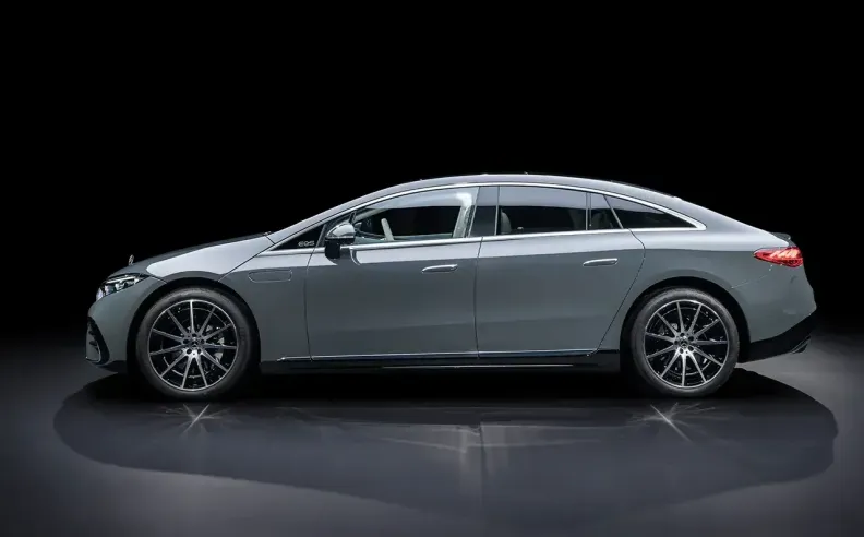 مواصفات أداء وشحن مرسيدس EQS 2025 في الإمارات