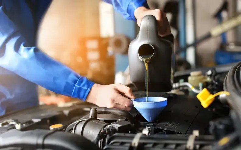 مقارنة شاملة بين تغيير الزيت في مراكز الصيانة وتغييره بنفسك