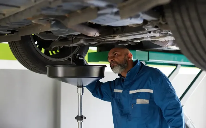 خطوات تغيير الزيت في السيارة بالتفصيل