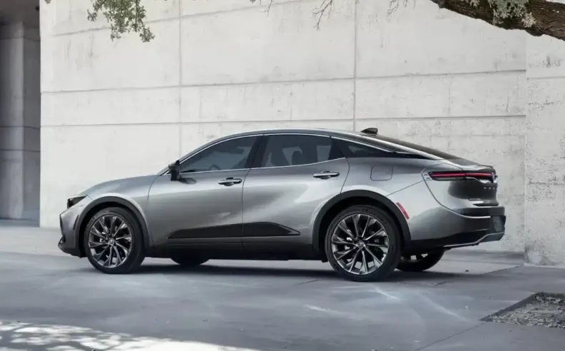 محرك وأداء تويوتا كروان 2026 في السعودية