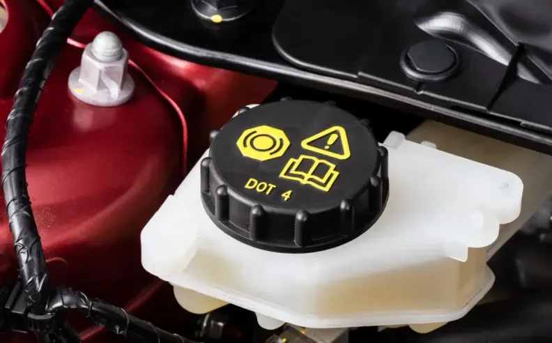 الخطوة الأولى: فحص مستوى زيت الفرامل