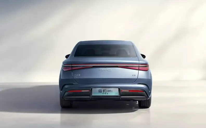 أسئلة شائعة عن بي واي دي سيل 7 2025 بالإمارات