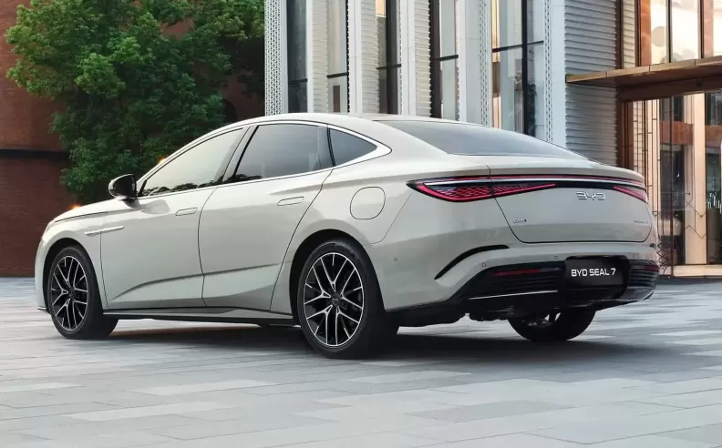 Sharp Looks and Smart Cabin