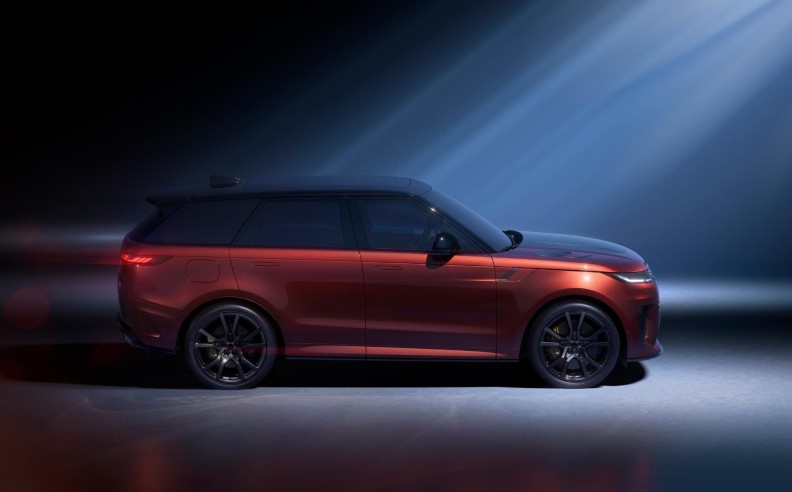 رينج روڤر سبورت SV كاربون – الفخامة والأداء الديناميكي