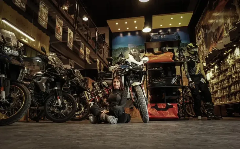 يوم المرأة الإماراتية 2025: نورة الجساسي تكسر الحواجز في عالم الراليات