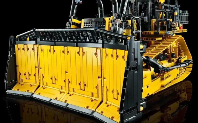 بلدوزر كاتربيلر في هيئة مصغرة