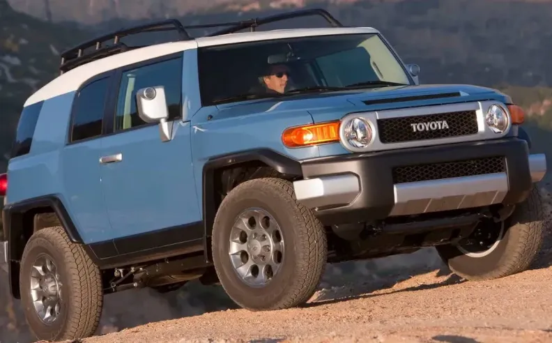 تويوتا FJ كروزر: رمز المغامرة الأبدي