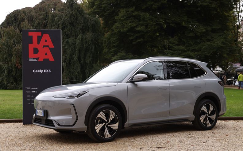 جيلي EX5 تحصد إشادة عالمية بفضل تصميمها المبتكر وأدائها المتميّز