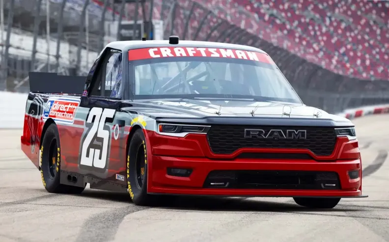 قوة رهيبة تحت الغطاء: شاحنات ناسكار ليست لعبة