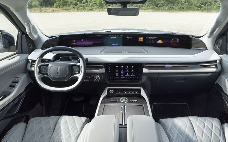 Exterior Elegance and Distinctive Styling of the Lincoln Navigator