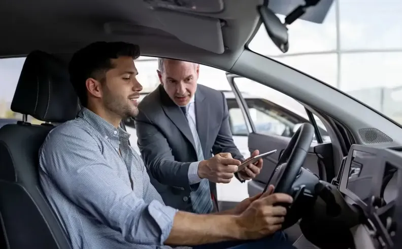 مرافقة مندوب المبيعات أثناء تجربة القيادة