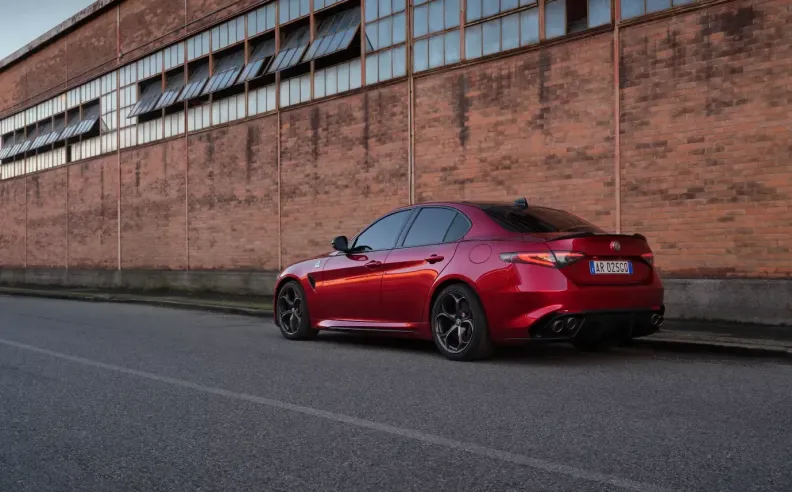 قلب إيطالي ناري: محرك V6 مزدوج التيربو بقوة 513 حصانًا