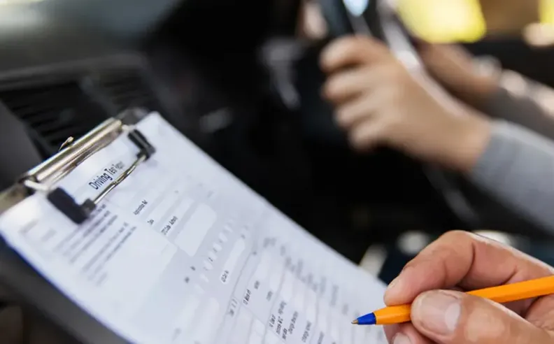 أشهر وأفضل مدارس القيادة في الإمارات 2025