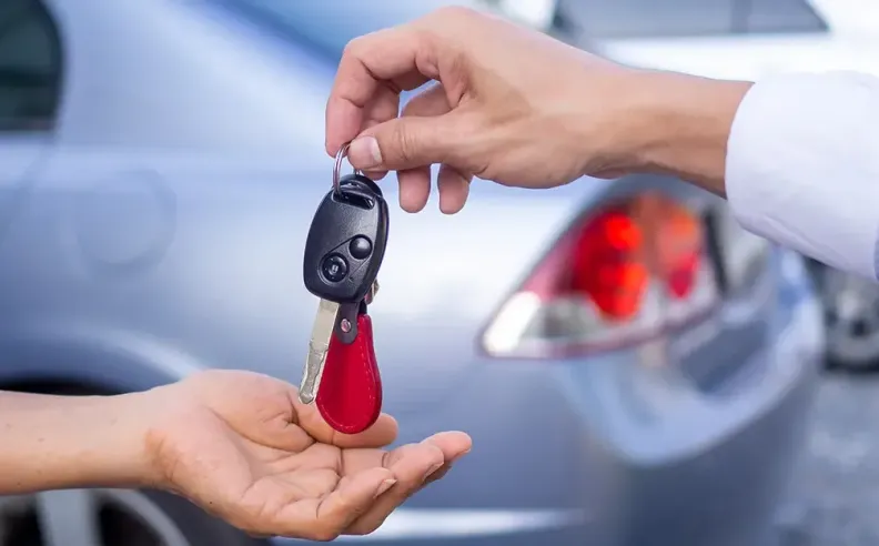 تحديد سعر إيجار السيارة بشكل تنافسي