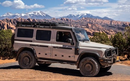 سيّارة إنيوس جرينادير المزوّدة بمحور بوّابي تحطّ رحالها في دولة الإمارات