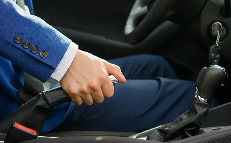 كيف تحمي فرامل التوقف ناقل الحركة؟