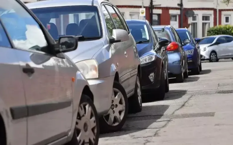 ترك المحرك يعمل ومغادرة السيارة