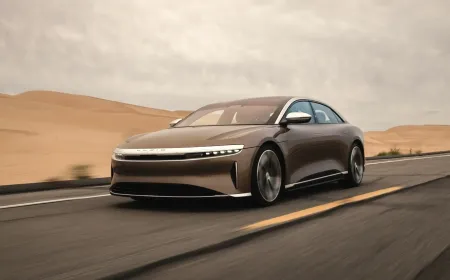 هل تختلف قوانين المرور للسيارات الكهربائية في السعودية؟ دليل المستقبل الأخضر