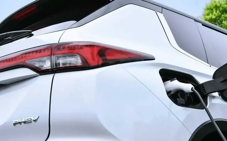 السيارات الهجينة القابلة للشحن PHEV: نصف قدم في المستقبل الكهربائي