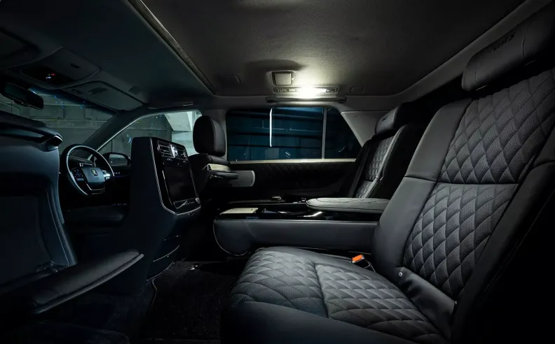 المقصورة الداخلية: اندماج الفخامة اليدوية بالتقنية الحديثة