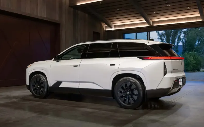 التصميم الخارجي والداخلي: رأس المطرقة والرفاهية الرقمية