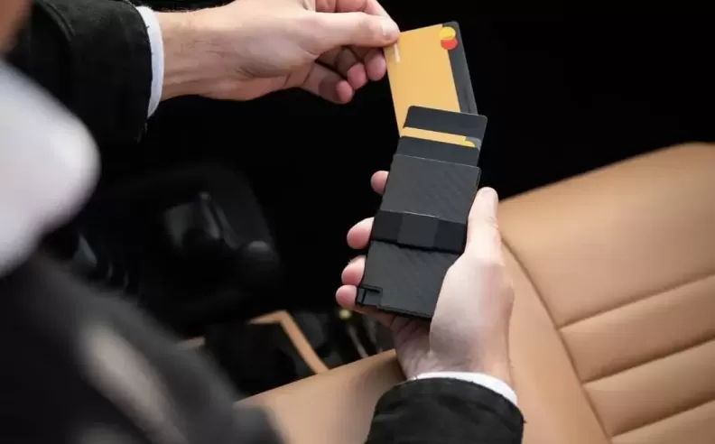 الأفضل في التوسع: Ekster Carbon Fiber Cardholder