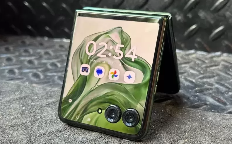Motorola Razr 60 Ultra: The Flip Phone Reinvented for 2025
